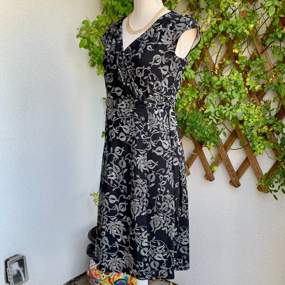 Ann Taylor LOFT Sleeveless Wrap Dress Black Ivory 4 PETITE - Picture 3 of 10